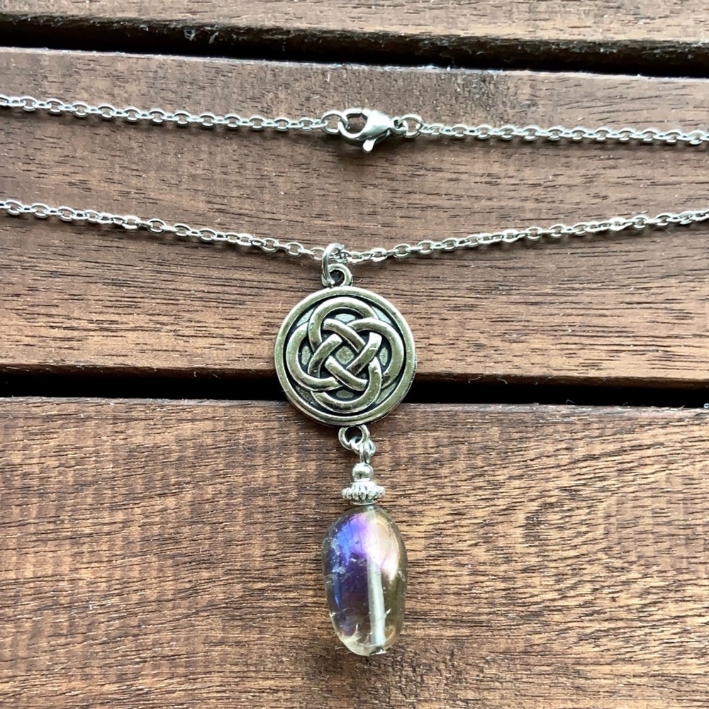 Celtic knot charm & titanium aura crystal - Picture 8 of 10